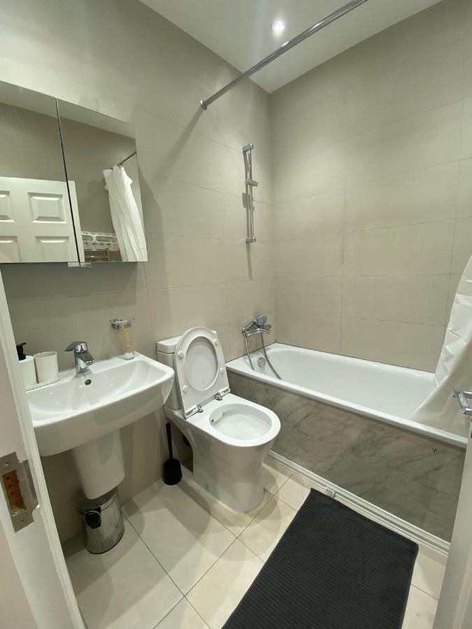 Hotel 4 Wharncliffe Drive Hanwell Exterior foto