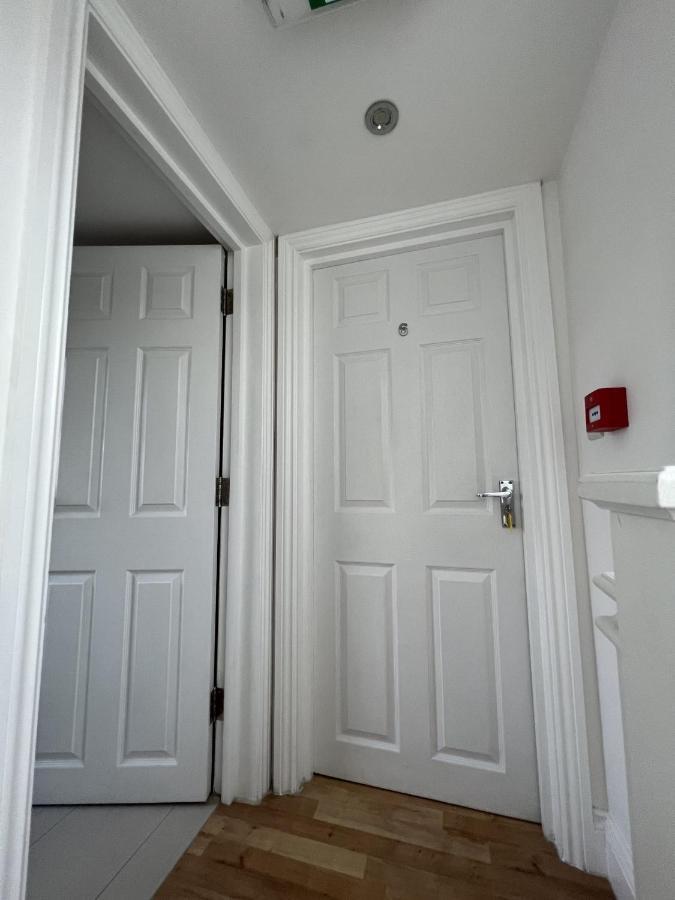 Hotel 4 Wharncliffe Drive Hanwell Exterior foto