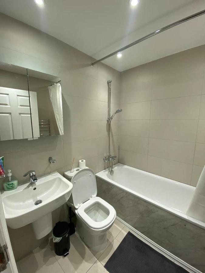 Hotel 4 Wharncliffe Drive Hanwell Exterior foto