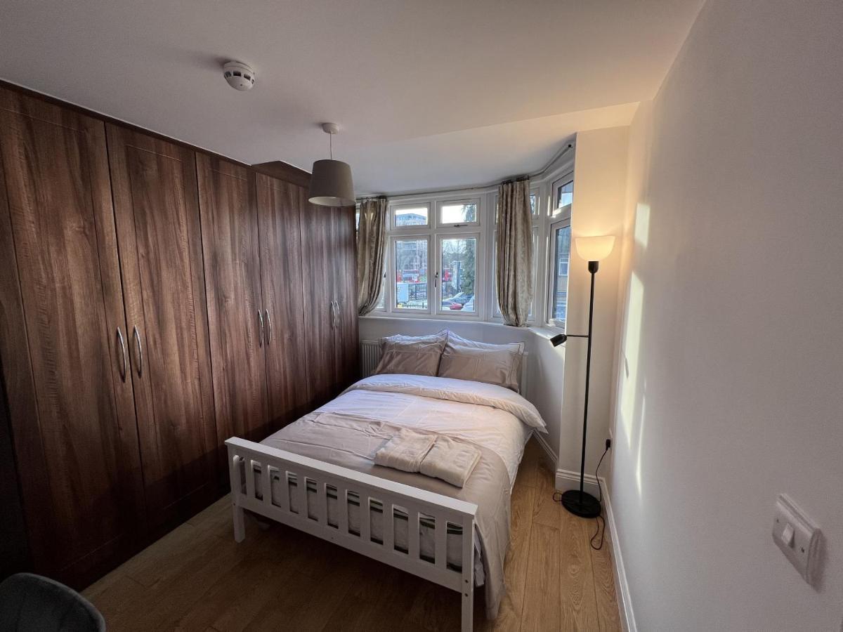 Hotel 4 Wharncliffe Drive Hanwell Exterior foto