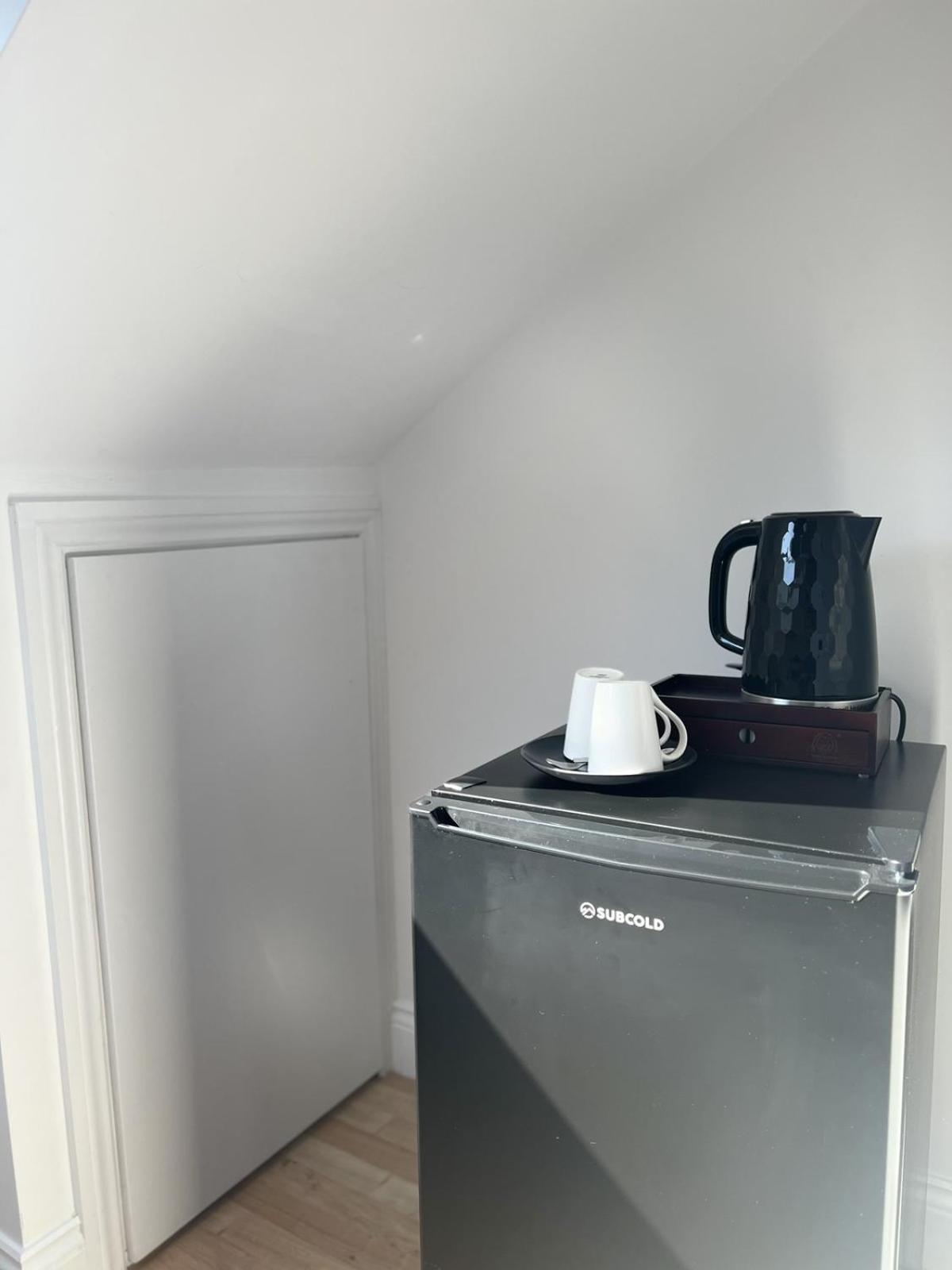 Hotel 4 Wharncliffe Drive Hanwell Habitación foto