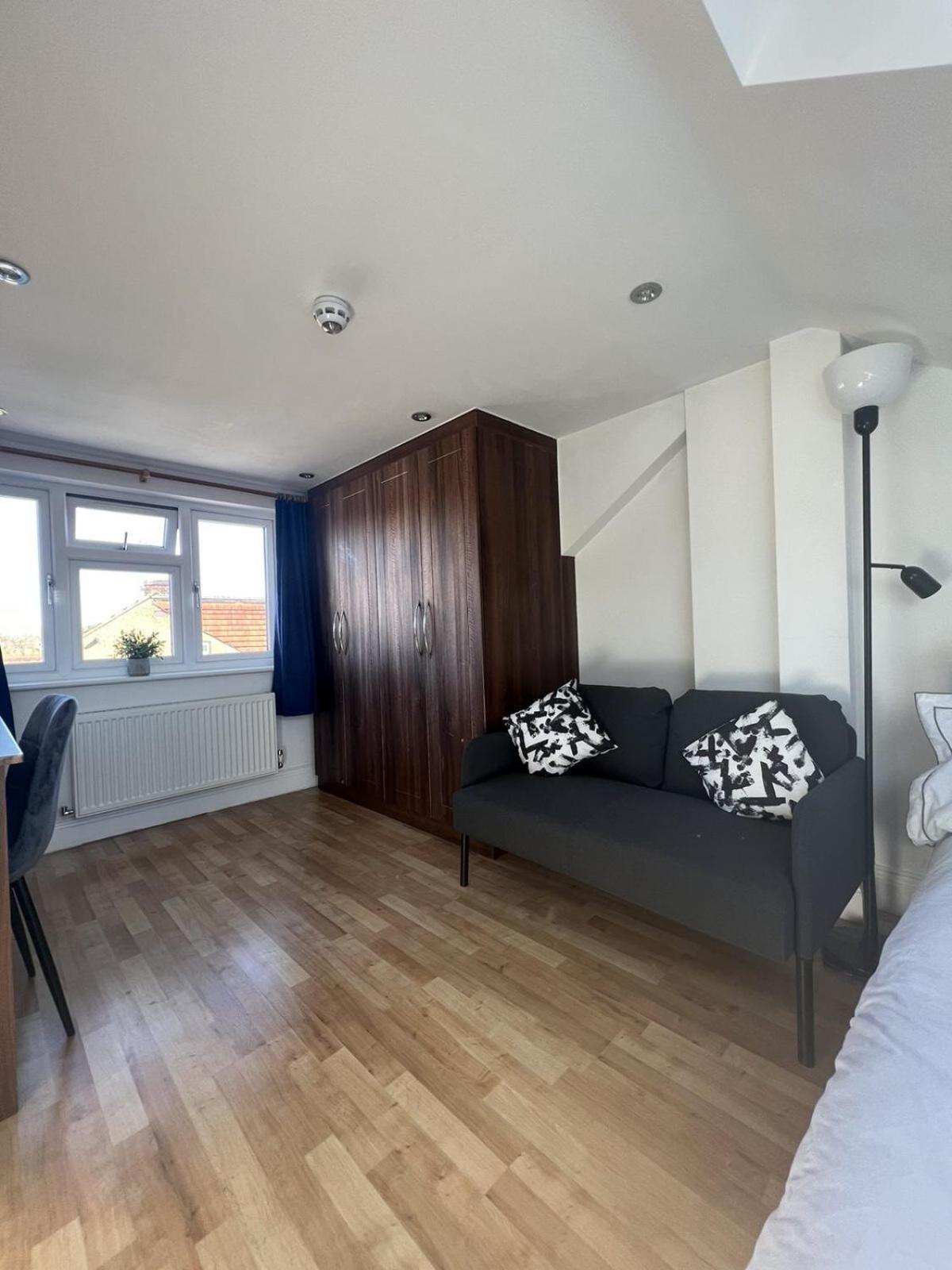 Hotel 4 Wharncliffe Drive Hanwell Habitación foto